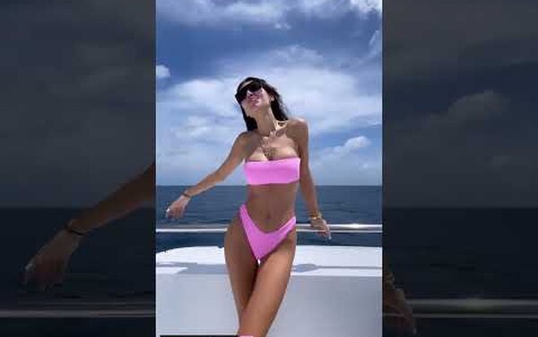 Эротическая провокация: Оксана Самойлова в розовом бикини позировала на яхте
