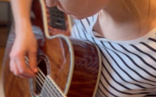 «Юная девчушка!»: Юлия Пересильд в шортиках с гитарой очаровала поклонников