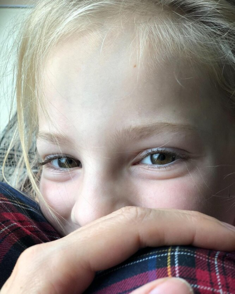 «Искорки в глазах!»: Екатерина Вилкова показала 10-летнюю дочь и мужа-актера