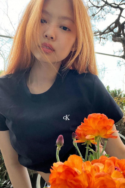 Волосы ярче огня: самая красивая кореянка из k-pop группы BLACKPINK покрасила волосы в экстремально яркий цвет